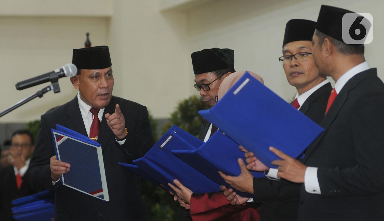 Ketua KPK Firli Bahuri (kiri) bersama pimpinan KPK lainnya saat pisah sambut usai pelantikan di Gedung KPK, Jakarta, Jumat (20/12/2019). Acara ini dihadiri pimpindan dan Dewan Pengawas KPK. (merdeka.com/Dwi Narwoko)