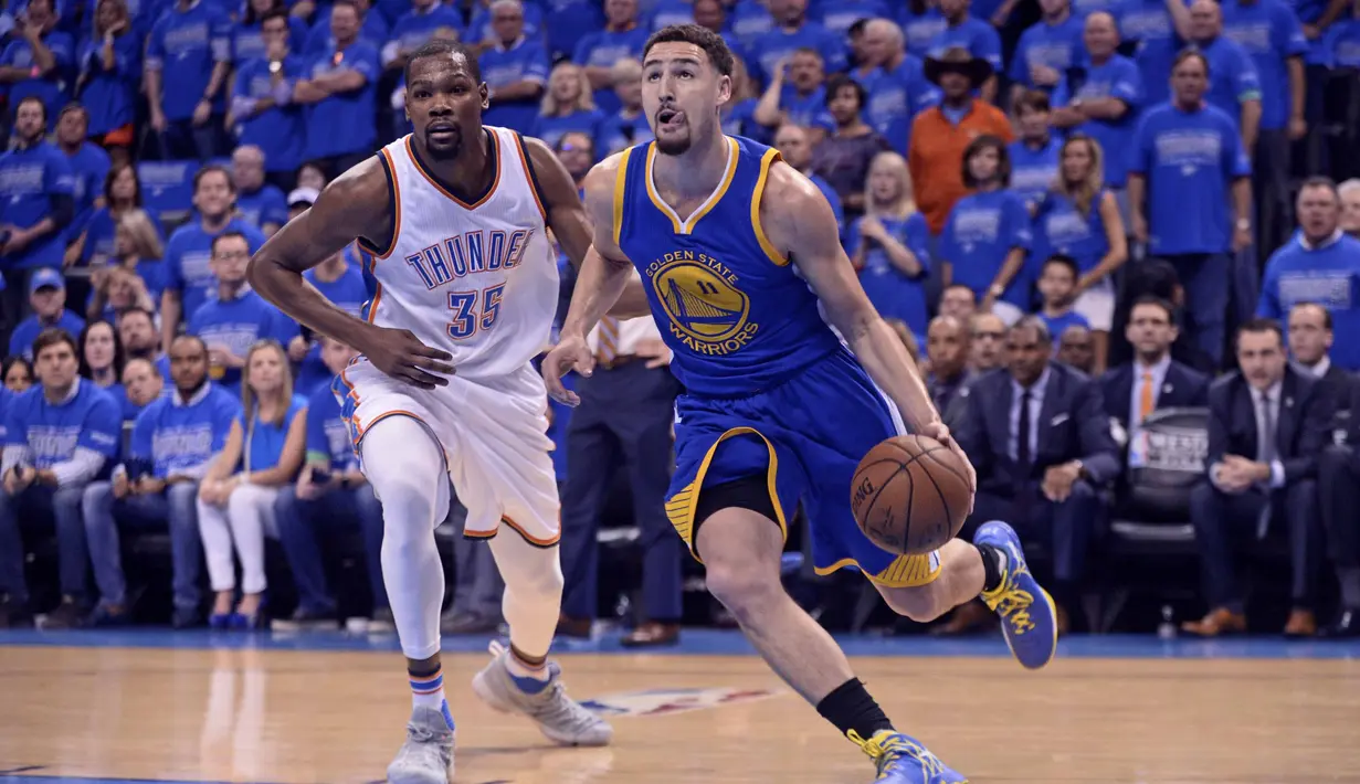 Pemain Warriors, Klay Thompson #11 menggiring bola melewati pemain OKC Thunder, Kevin Durant #35 pada lanjutan final wilayah barat NBA Playoffs 2016 di Chesapeake Energy Arena, Oklahoma City, (29/5/2016) WIB. (Mark D. Smith-USA TODAY Sports)