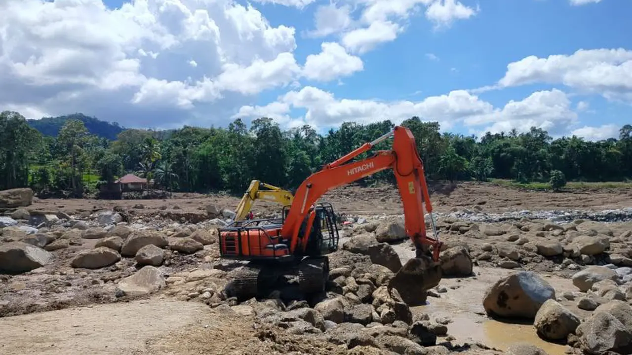 Proses membuka akses jalan di Salareh Aia Timur, Kecamatan Palembayan, Kabupaten Agam