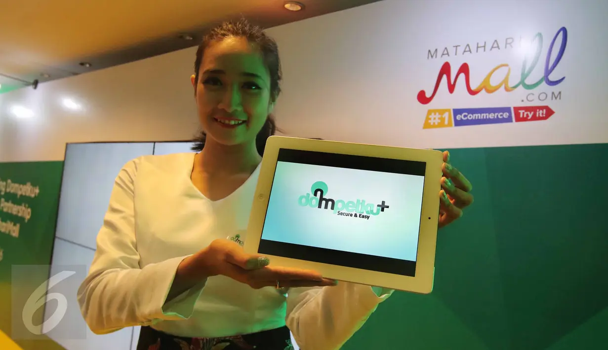 Model saat menunjukkan aplikasi Dompetku+ di Jakarta, Senin (14/3). layanan pembayaran dengan  mengunakan email sebagai identitas untuk berbagai transaksi online dan pengiriman uang online. (Liputan6.com/Angga Yuniar)