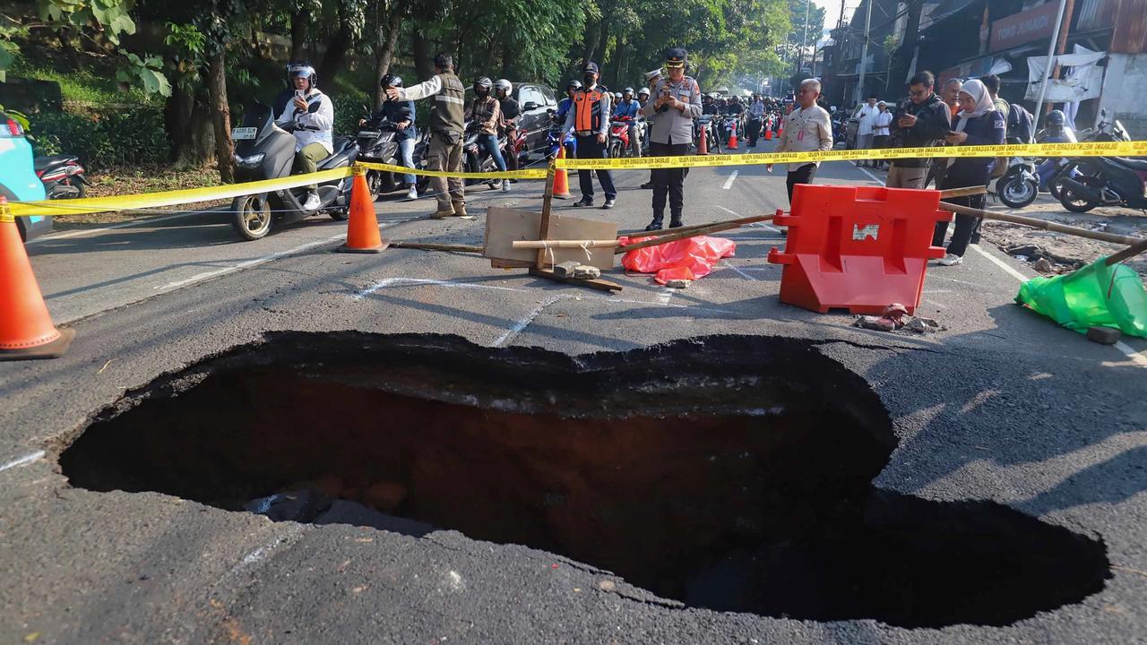 FOTO: Jalan Amblas Lenteng Agung Picu  Kemacetan  Lalu Lintas