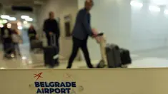 Penumpang melewati gedung bandara di Beograd, Serbia, Rabu (21/9/2022). Sejumlah besar orang Rusia bergegas untuk memesan tiket sekali jalan ke luar negeri sementara mereka masih bisa setelah Presiden Rusia Vladimir Putin mengumumkan mobilisasi militer parsial bagi 300.000 warganya dalam perang Ukraina. (AP Photo/Darko Vojinovic)