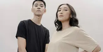 Boyfriend Look ala Korea untuk perempuan trendy, gunakan kaos polos dipadupadankan dengan knitwear outer dengan tone cerah. Bawahan boyfriends jeans dan aksesori untuk memperlengkap tampilan. (dok. Koze Indonesia)