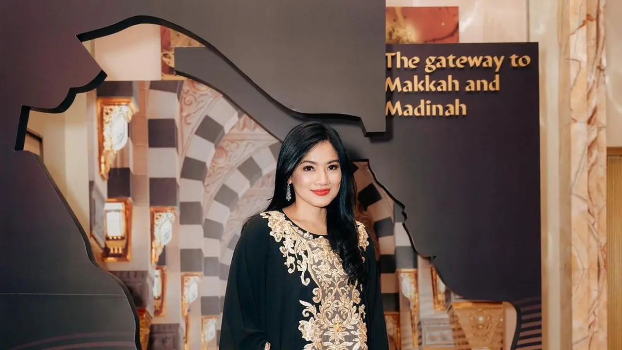 Gaya Santun Tapi Elegan dari Titi Kamal Kenakan Kaftan Hitam Gold, Vibesnya Sultan Banget