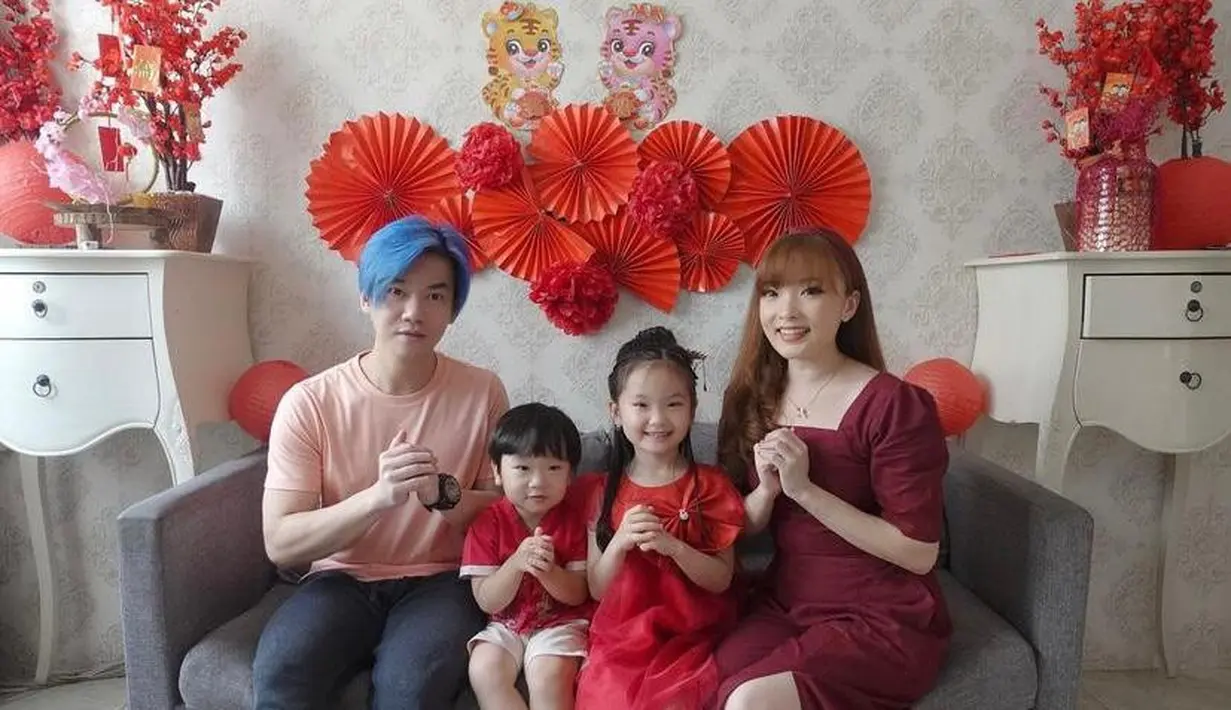 Tak ketinggalan eks member Cherrybelle, Margareth Angelina yang tampil kompak dalam balutan busana merah bersama kedua anaknya. (Instagram/margareth_angelina).