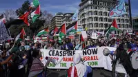 Demonstran memegang spanduk dan bendera saat mereka berkumpul menjelang pawai mendukung rakyat Palestina di Gaza, di London, pada 9 Maret 2024. (AP)