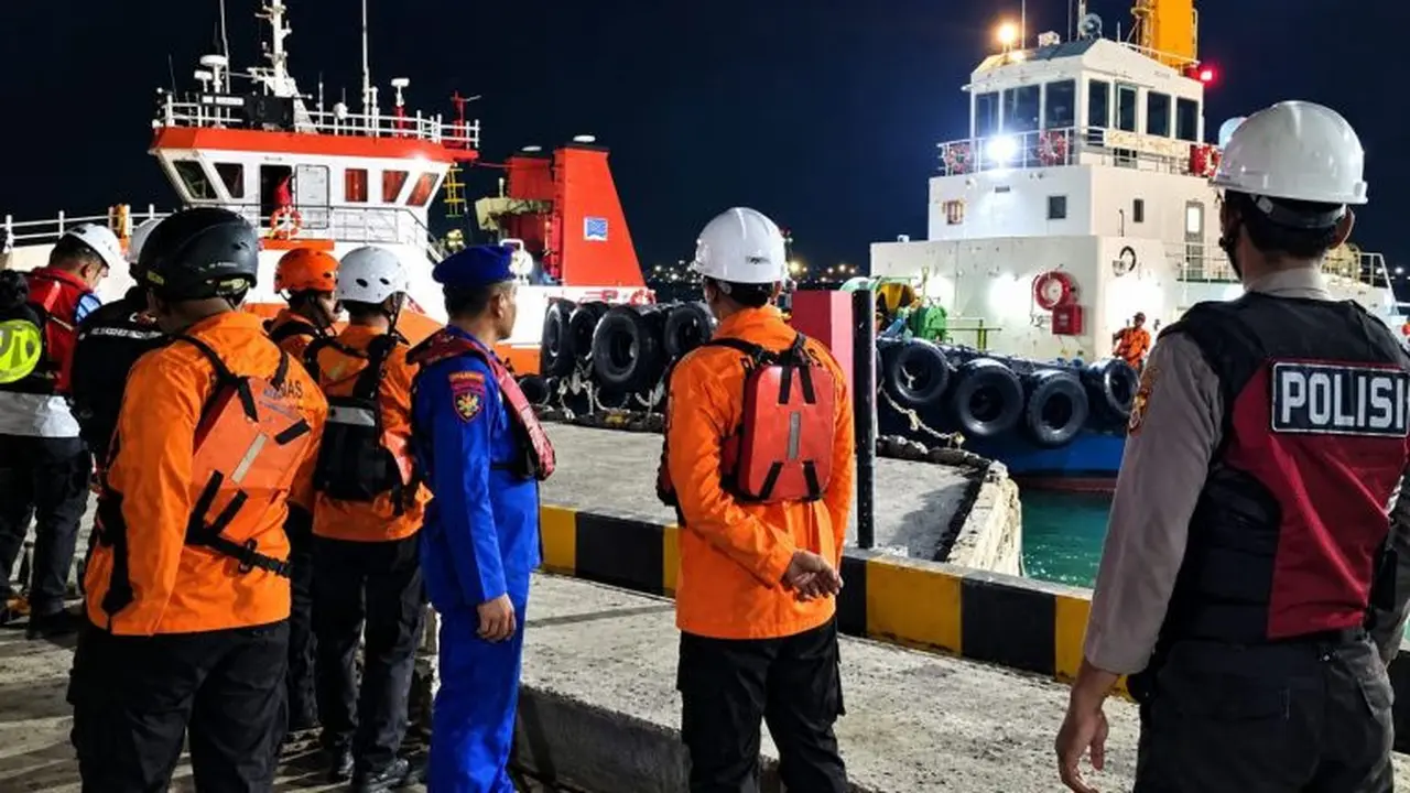 Proses evakuasi korban kapal tenggelam di Tuban