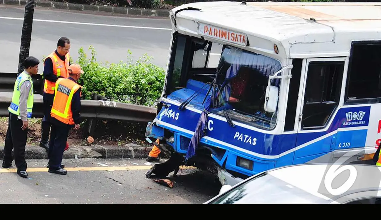 Tidak ada korban yang meninggal dalam kecelakaan tersebut. Hanya saja kondisi depan bus rusak parah , Jakarta, Minggu (27/7/2014) (Liputan6.com/Faizal Fanani)