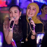 Setelah berseteru berbulan-bulan, Nindy Ayunda dan Olla Ramlan akhirnya berdamai. Perdamaian diwarnai cipika-cipiki dan terus terang meminta maaf. (Foto: Dok. Instagram @nindyayunda)