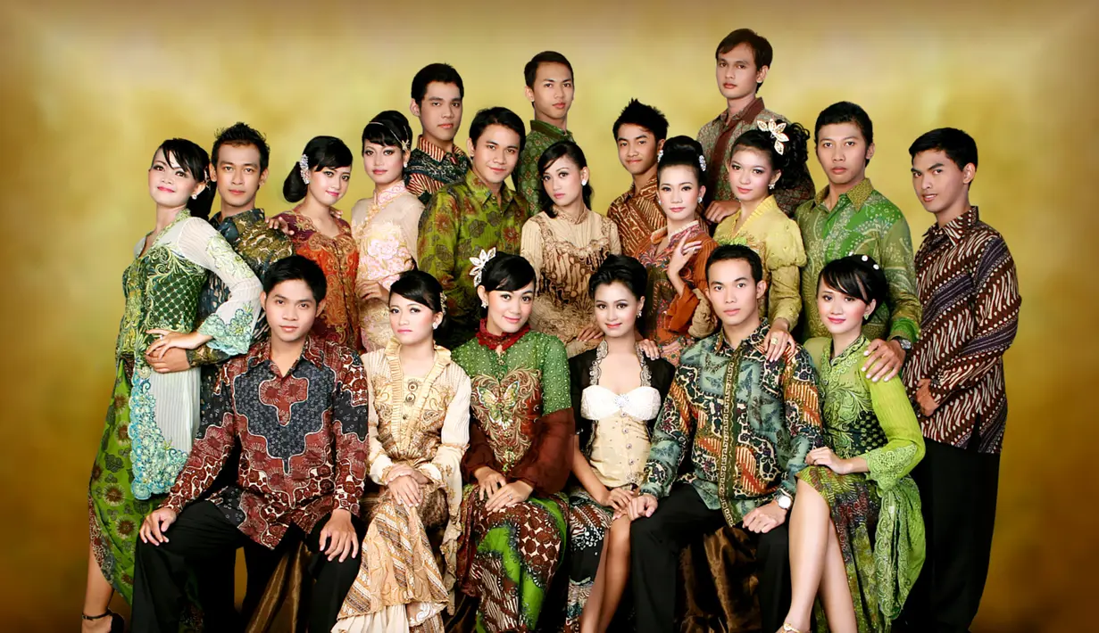 Selvi Ananda dan Suryo Wahyu Raharjo berfoto bersama dengan finalis Putra dan Putri Solo 2009.