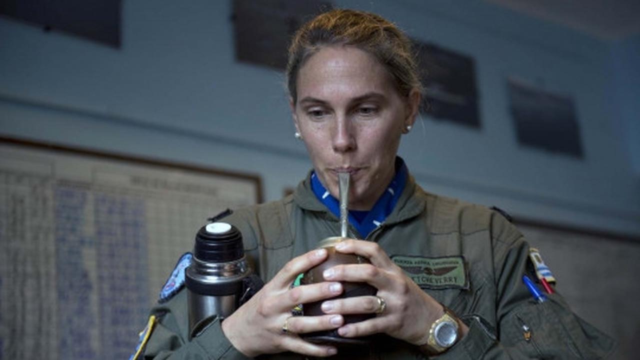 Cantiknya Maria Eugenia, pilot wanita pertama militer Uruguay