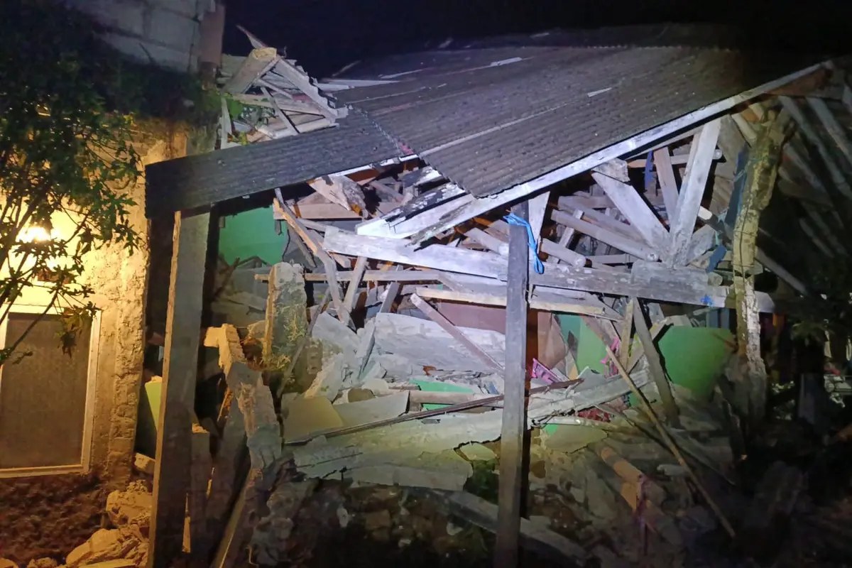 Rumah dua lantai di Sukabumi rusai usai diguyur hujan deras dan angin kencang.