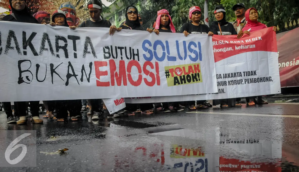 Sebuah spanduk dibentangkan saat demo tolak Ahok di Jakarta, Rabu (21/9). Dalam aksinya mereka melakukan longmarch dari Raden Saleh menuju KPUD Jakarta. (Liputan6.com/Faizal Fanani)