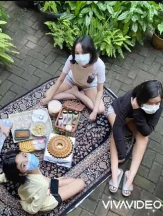 Lantaran halaman belakang rumahnya yang luas dan adem, tempat ini kerap dimanfaatkan sebagai tempat ngumpul. (Foto: Instagram/@widyawati_sophiaan)