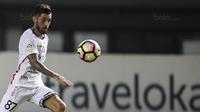 Gelandang Bali United, Stefano Lilipaly, mengontrol bola saat melawan Bhayangkara FC pada laga Liga 1 Indonesia di Stadion Patriot, Bekasi, Jumat (29/9/2017). Bhayangkara menang 3-2 atas Bali. (Bola.com/Vitalis Yogi Trisna)