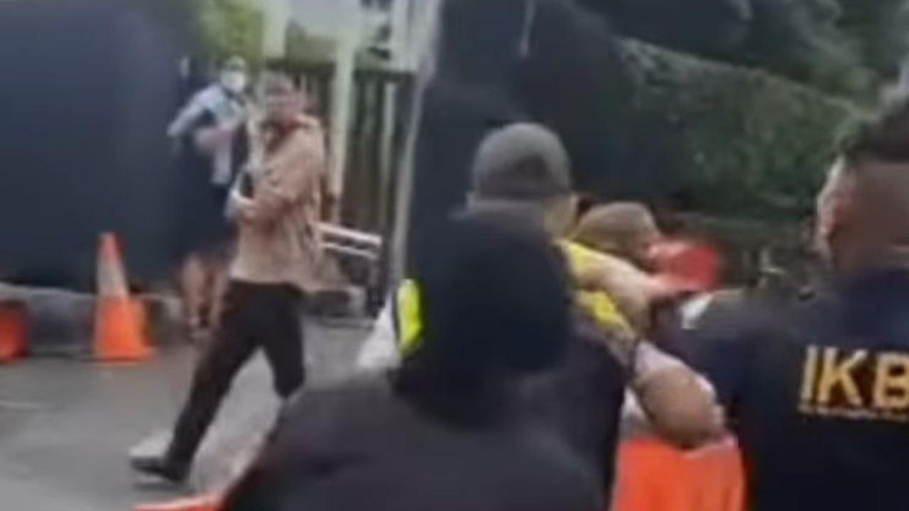 Dua Anggota Satpol PP Dikeroyok Sejumlah Orang di Pintu Masuk Mall Plaza Indonesia