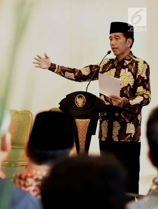 Ekspresi Jokowi saat memberi sambutan di depan para pemuka agama di Bogor, Jawa Barat, Sabtu (10/2). Jokowi mengajak pemuka agama untuk terus bersinergi dengan pemerintah guna mewujudkan masyarakat Indonesia yang kokoh. (Liputan6.com/Pool/Biro Setpres)