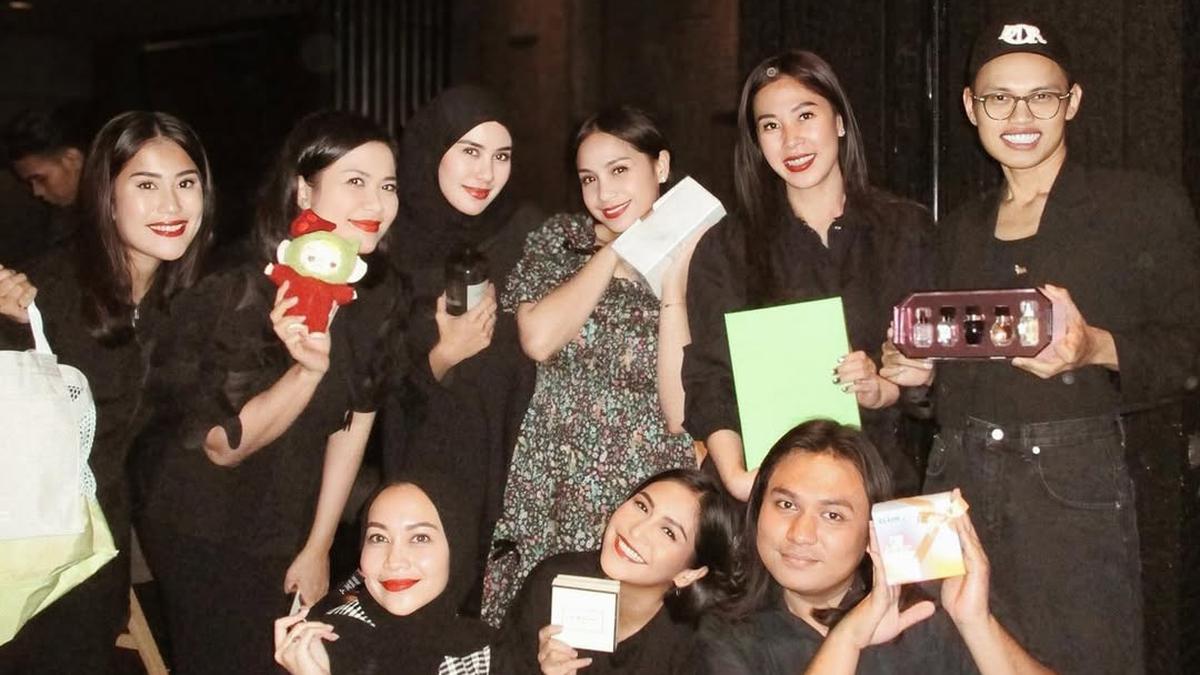 Potret Cantik Nagita Slavina, Syahnaz Sadiqah hingga Caca Tengker Dinner Akhir Tahun, Kompak Serba Hitam dan Berlipstik Merah