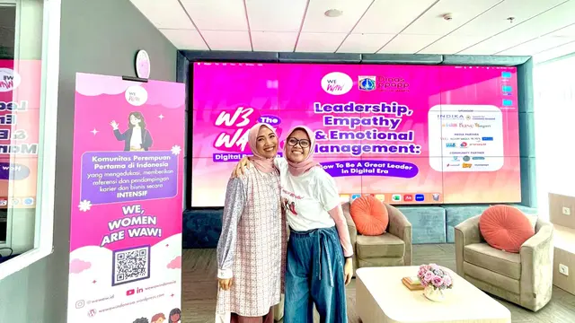 Jessica Carla Founder Komunitas Women Empower Women At Work (WEWAW) bersama salah seorang anggota.