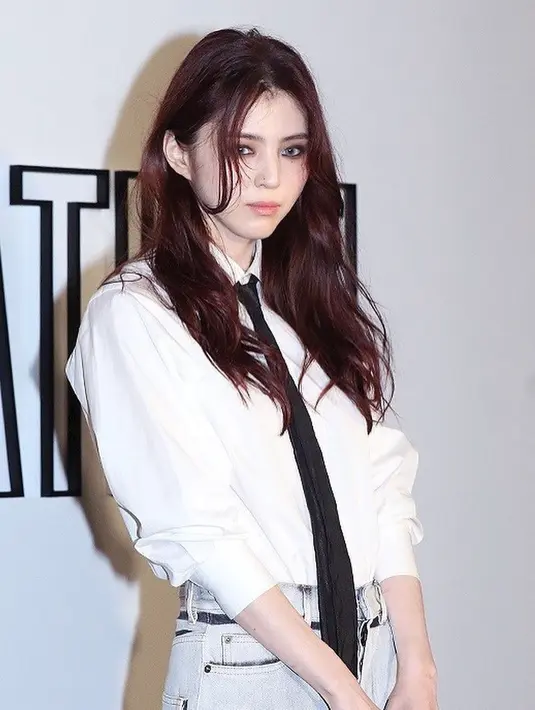 Para penggemar tidak bisa menahan diri untuk tidak mengagumi visual Han So-hee yang memukau. Beberapa dari mereka mencatat bahwa penampilannya secara keseluruhan disebut layaknya vampir hingga Kristen Stewart versi Korea.  [Instagram/kangyewon]