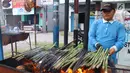 Pedagang membakar pakat di Jalan Letda Sudjono, Kota Medan, Sumatera Utara, Senin (28/5). Pakat menjadi makanan primadona saat berbuka puasa di bulan Ramadan. (Liputan6.com/Reza Perdana)