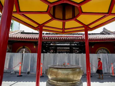 Wihara Dharma Bhakti ditutupi dengan seng setelah terbakar beberapa waktu lalu, Jakarta, Rabu (6/5/2015). Gubernur DKI Jakarta Basuki Tjahaja Purnama meminta para pengusaha untuk membantu pembangunan Wihara Dharma Bhakti. (Liputan6.com/Faizal Fanani) 