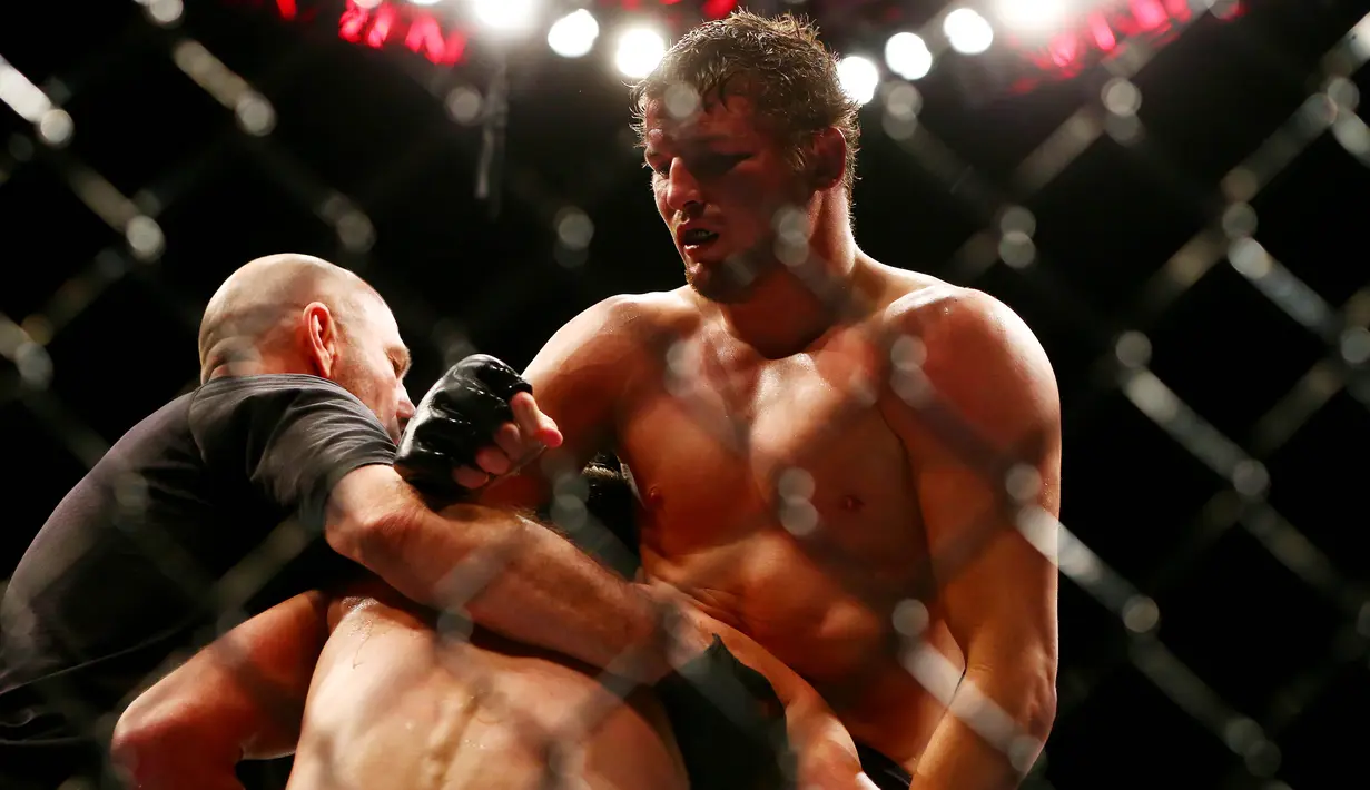 Pemain UFC Chas Skelly (kanan) bertanding melawan Darren Elkins pada pertandingan UFC 196 di MGM Grand Garden Arena, Las Vegas, (5/3). UFC merupakan pertarungan seni beladiri campuran yang sangat ekstrem dan populer di amerika. (Rebilas-USA TODAY Sports)