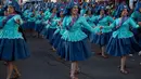 Penampilan penari dari Llamerada saat mengikuti parade tahunan untuk menghormati "El Senor del Gran Poder" di La Paz, Bolivia (10/6). Ritual tahunan ini merupakan campuran budaya Katolik Roma dengan budaya setempat. (AP Photo / Juan Karita)