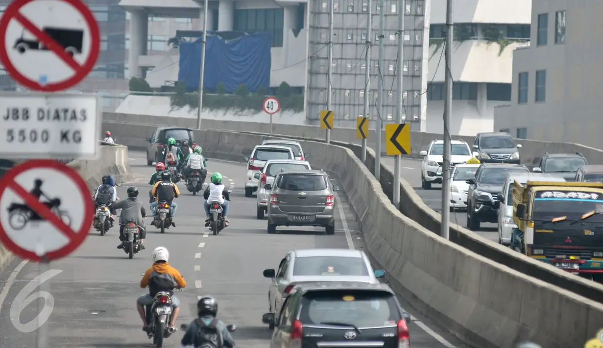 Rambu larangan melitas untuk sepeda motor di JLNT Casablanca, Jakarta, Kamis (23/4). Meski ada rambu larangan melintas, sejumlah pengedara motor tetap nekat melintasi jalan layang tersebut. (Liputan6.com/Yoppy Renato)
