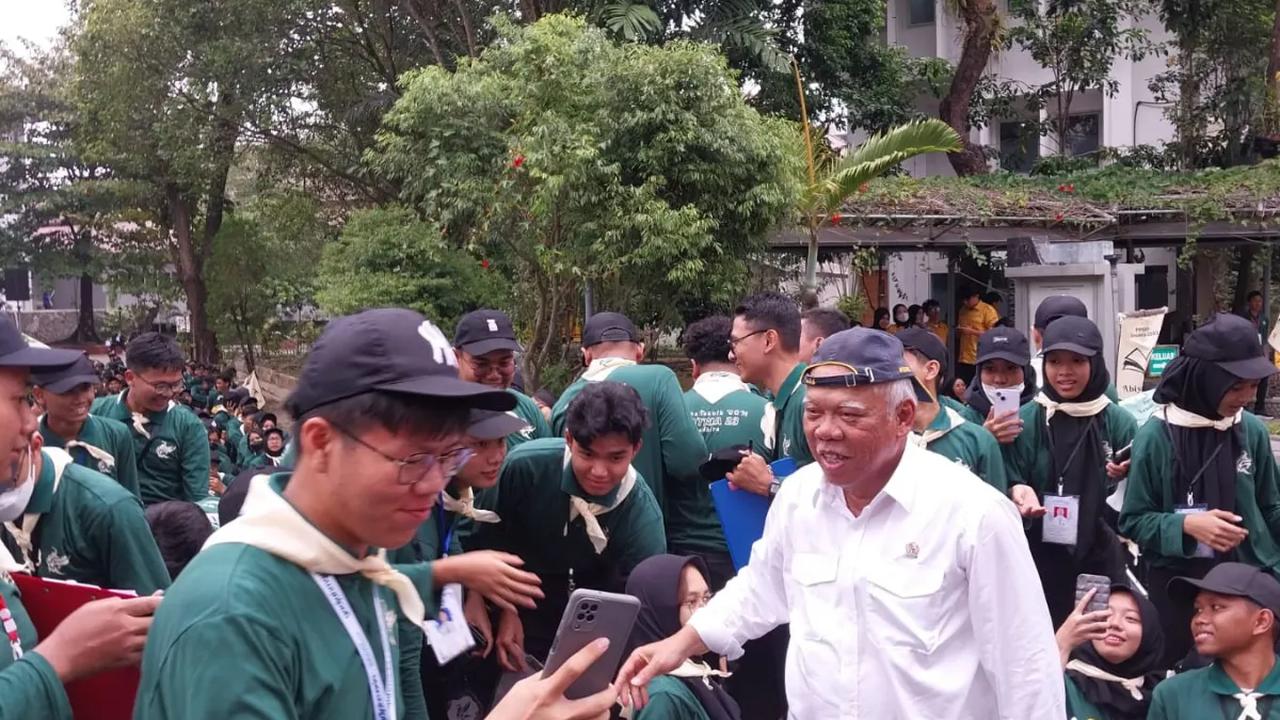Tak hanya nanti, Basuki juga bercerita pengalamannya saat pembayaran tol beralih dari tunai ke non tunai. Bahkan, dia mengaku masih belum menggunakan pembayaran via kartu.&nbsp;