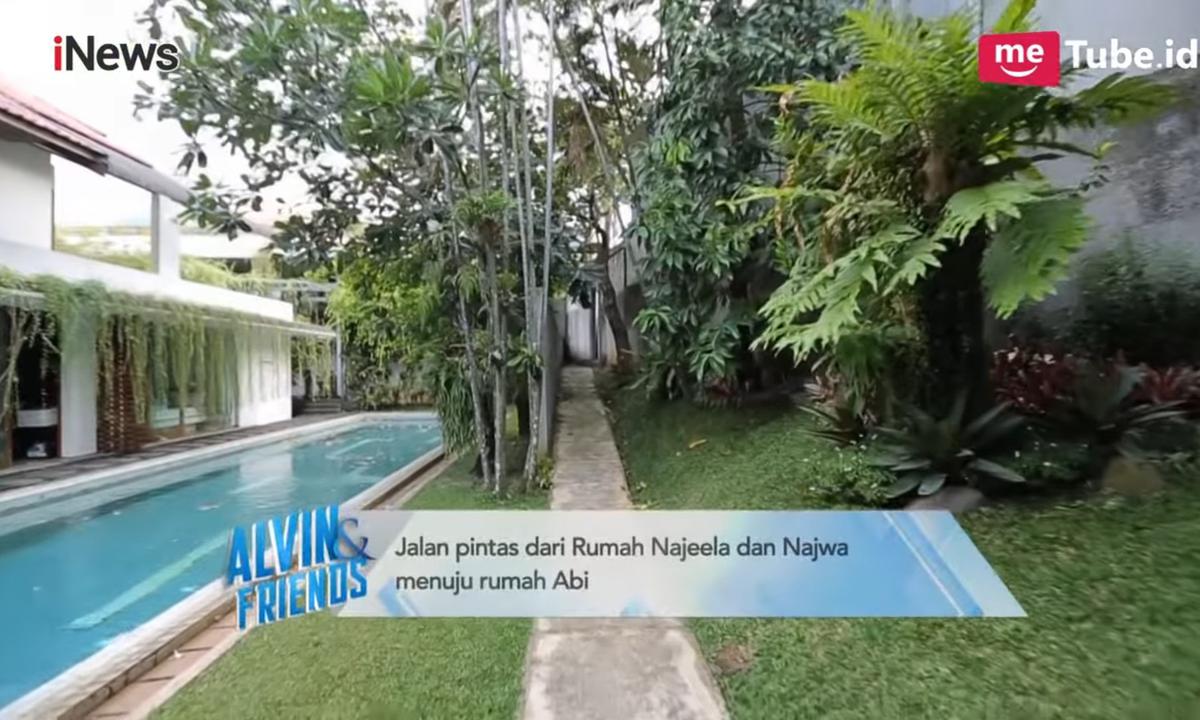 5 Potret Halaman Belakang Quraish Shihab, Ada Kolam Renang, Musala Hingga Gang Kecil Menuju Rumah Najwa Shihab