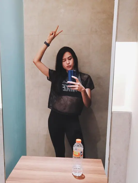 Inilah potret lawas mirror selfie Maudy Ayunda sebelum menikah, jika dibandingkan tak ada bedanya. Inner child Maudy Ayunda terlihat jelas lewat pose selfie ini. (Liputan6.com/IG/@maudyayunda).