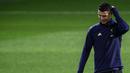 Pemain Juventus, Cristiano Ronaldo, saat latihan di Stadion Allianz, Turin, Senin (26/11). Latihan ini persiapan jelang laga Liga Champions melawan Valencia. (AFP/Marco Bertorello)