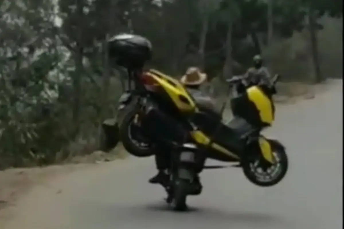 Sebuah video yang memperlihatkan motor lawas tengah mengangkut skuter matik (skutik) bermesin 250cc, Yamaha XMAX viral di media sosial.