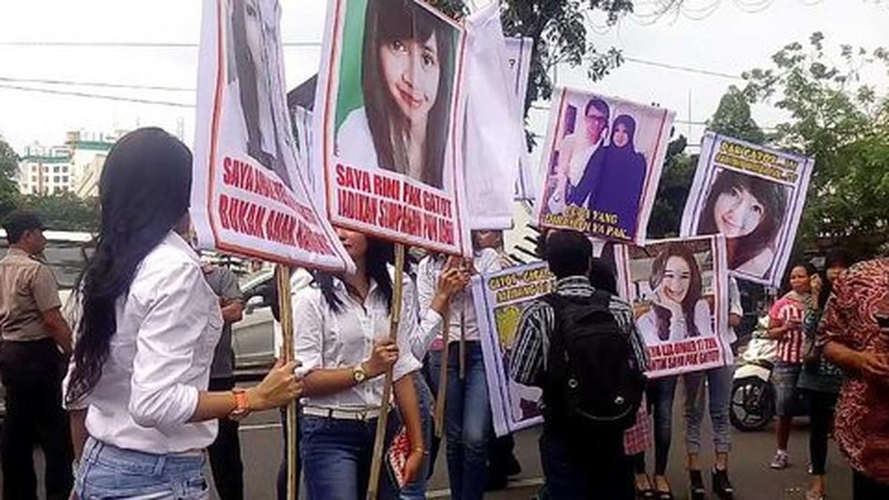 Belasan wanita cantik bercelana jin ketat demo tolak poligami