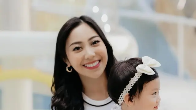 Ulang tahun anak ke-2 Winona Willy dengan mengenakan dress putih. [@yorafebrina]