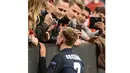 Pemain Atletico Madrid, Antoine Griezmann menyapa suporter usai menang agregat atas Bayern Munchen pada semifinal Liga Champions di Stadion Allianz Arena, Munchen, Rabu (4/5/2016) dini hari WIB. (AFP/Lukas Barth)