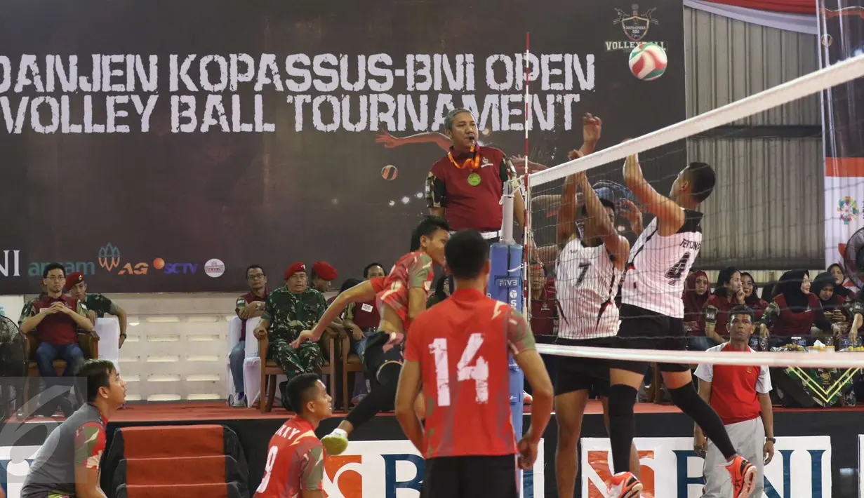 Pertandingan antara tim voli Kopassus melawan Bandung Tectona pada ajang Danjen Kopassus BNI 46 Volley Ball Tournament di Gedung Nanggala Markas Kopassus, Cijantung, Jakarta, Minggu (2/4). Kopassus menang 3-2. (Liputan6.com/Helmi Afandi)