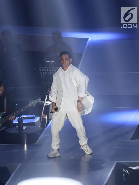 Penyanyi Afgansyah Reza atau Afgan menghibur penggemarnya saat menggelar konser bertajuk Dekade di Istora Senayan, Jakarta, Jumat (8/8/2019). Konser ini merupakan penanda 10 tahun penyanyi Afgansyah Reza di industri musik Indonesia. (Liputan6.com/Angga Yuniar)