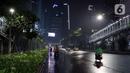 Suasana jalan Jenderal Sudirman pada malam hari, Jakarta, Selasa (15/9/2020). Guna mengurangi pola penyebaran COVID-19, Pemda DKI Jakarta kembali menerapkan PSBB dengan membatasi aktivitas warga, perdagangan maupun perkantoran. (Liputan6.com/Helmi Fithriansyah)