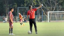 Novri Setiawan mendengarkan arahan pelatih Persija saat latihan jelang duel lawan Madura United (Liputan6.com/Helmi Fithriansyah)