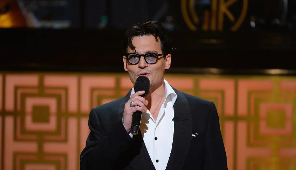Siapa sangka Johnny Depp hobi bahkan hidup bersama banyak sekali boneka Barbie di rumahnya, yang beberapa di antaranya adalah limited edition. (Theo Wargo/Getty Images for Spike TV/AFP)