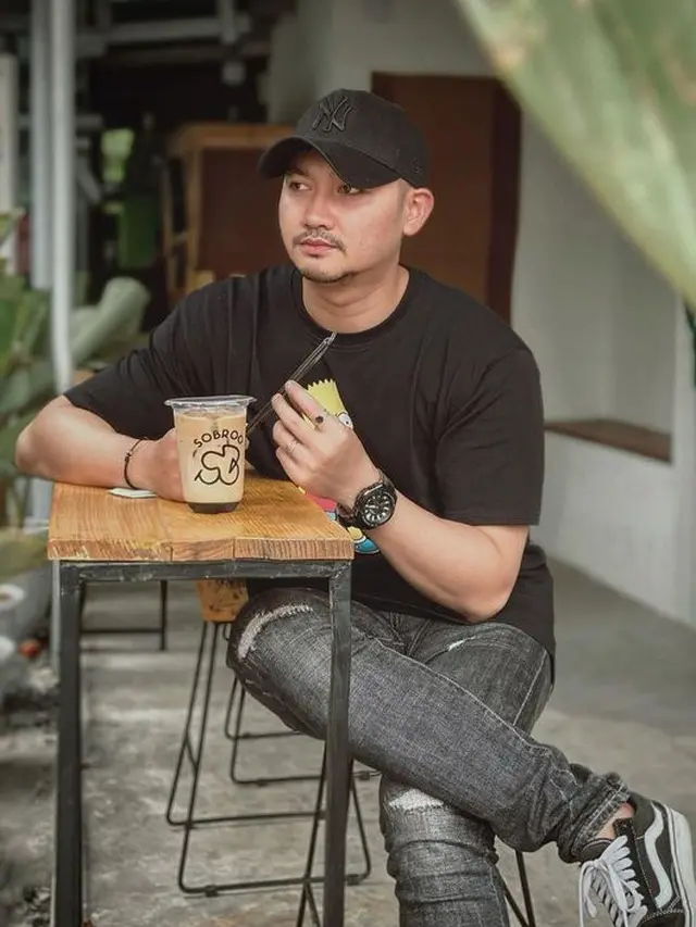 Angga Wijaya sibuk bekerja. (Instagram/anggawijaya88)