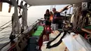 Shane Granger, Kapten Kapal Sail Vega foto bersama keluarganya sebelum berlabuh ke kawasan Indonesia Timur di dalam Kapal Sail Vega, di Pantai Mutiara, Jakarta Utara, Kamis (6/7). (Liputan6/JohanTallo)