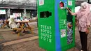 Pengunjung memasukkan botol plastik pada Mini Collection Point (MCP), PT Plasticpay Teknologi Daur Ulang di Jakarta, Minggu (16/05/2021).  Perusahaan berbasis sosial digital, mengajak perusahaan dan institusi aktif menerapkan eco green dalam kegiatan usaha mereka. (Liputan6.com/HO/INOV)