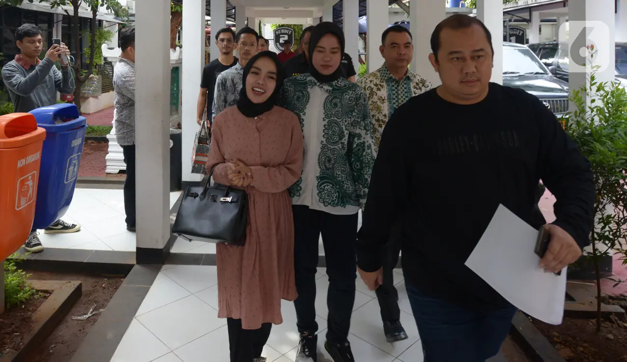 Tersangka kasus penyalahgunaan narkoba Medina Zein (tengah) saat rilis di Polda Metro Jaya, Jakarta, Jumat (3/1/2020). Medina Zein diamankan Polda Metro Jaya terkait pengembangan penyidikan kasus narkoba yang menjerat kakak iparnya, aktor Ibra Azhari. (merdeka.com/Imam Buhori)