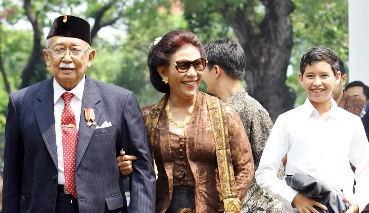 Mengenakan kacamata hitam, Susi Pudjiastuti tampil kece dengan kebaya kutubaru cokelat. Stagen hitam dan kain Batik bercorak emas jadi paduan. [@susipudjiastuti115]