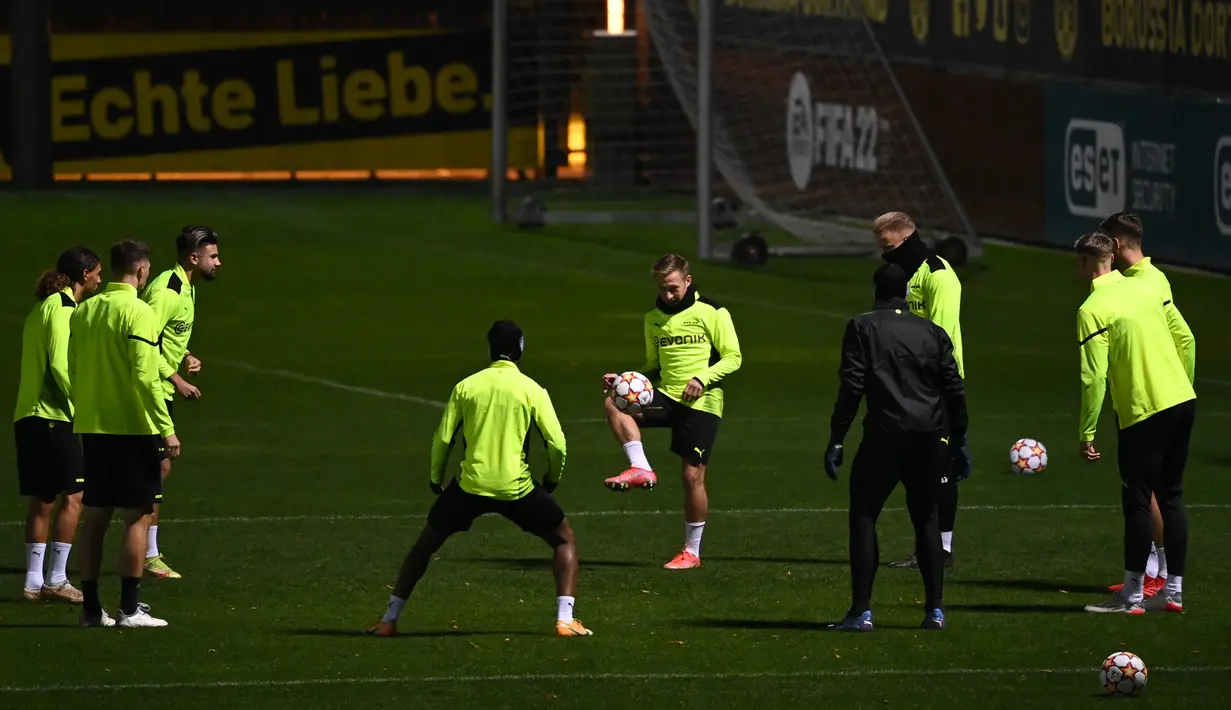 Para pemain Borussia Dortmund menghadiri sesi latihan di Dortmund, Jerman, Selasa (2/11/2021). Borussia Dortmund mengusung misi balas dendam dalam  Grup C Liga Champions ketika menjamu Ajax Amsterdam di Stadion Signal Iduna Park, Kamis (4/11) dini hari WIB. (Ina FASSBENDER/AFP)