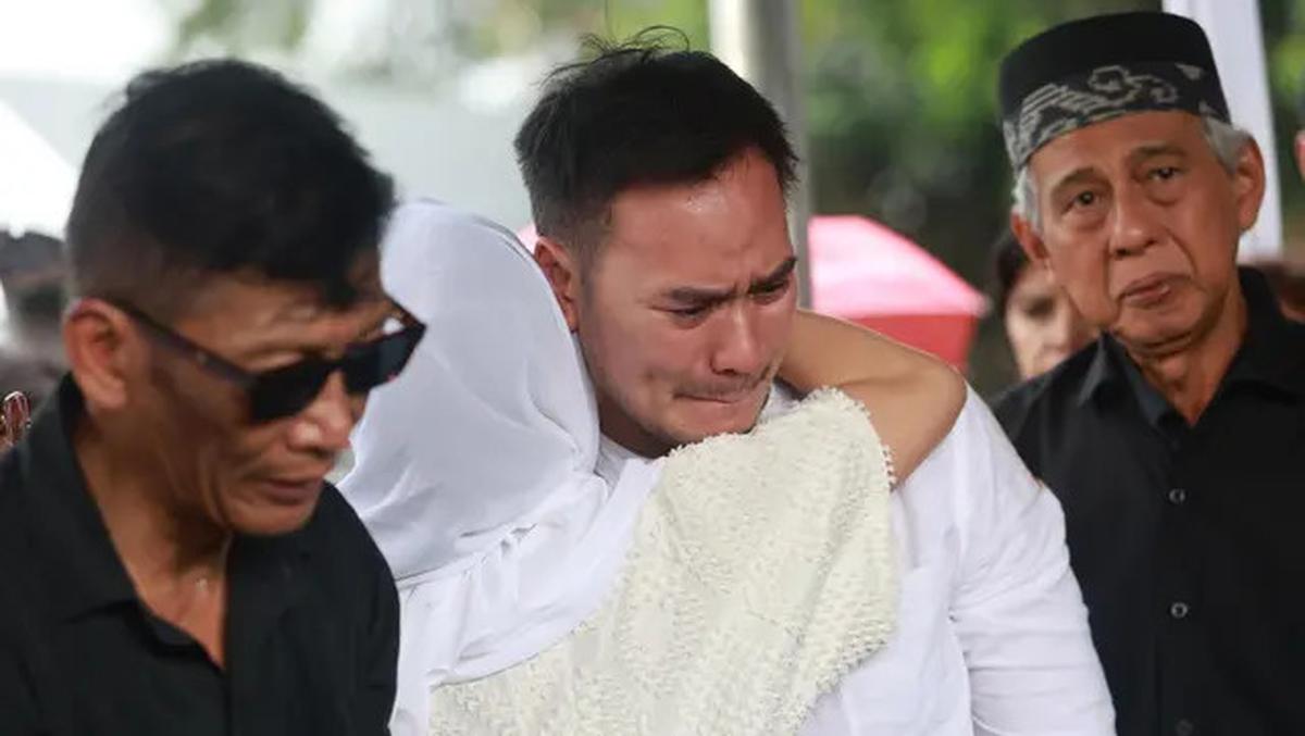Suasana Haru Selimuti Pemakaman Aktor Senior Ray Sahetapy
