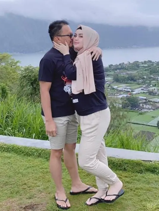 Begitu juga sebulan sebelumnya, Jennifer Dunn masih memakai hijab. (Foto: Instagram/ harrisfaisal_11)